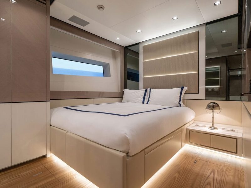 Motor Yacht DOPAMINE Guest room